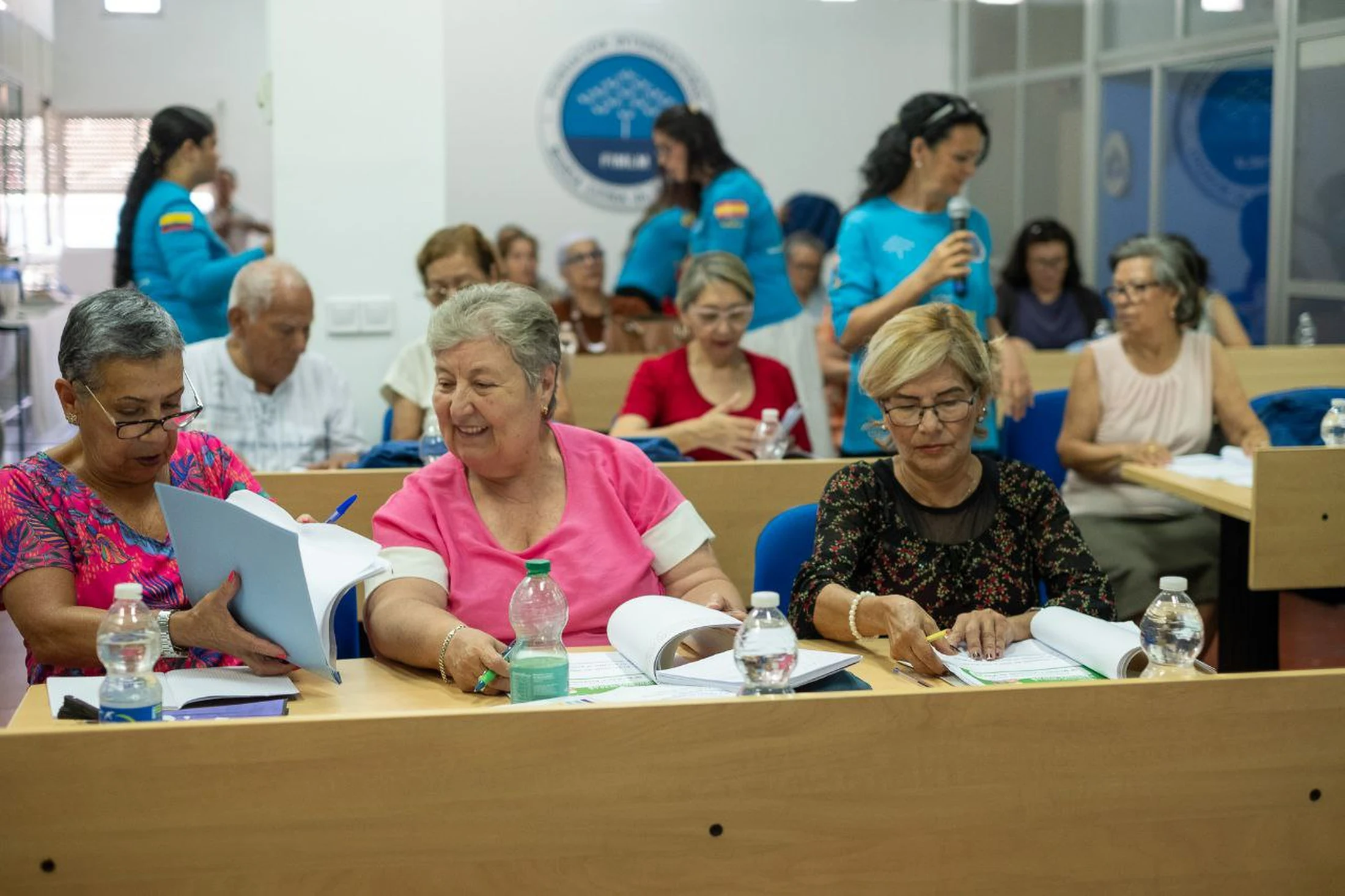 Personas mayores asistiendo a un curso de la Fundación en un aula