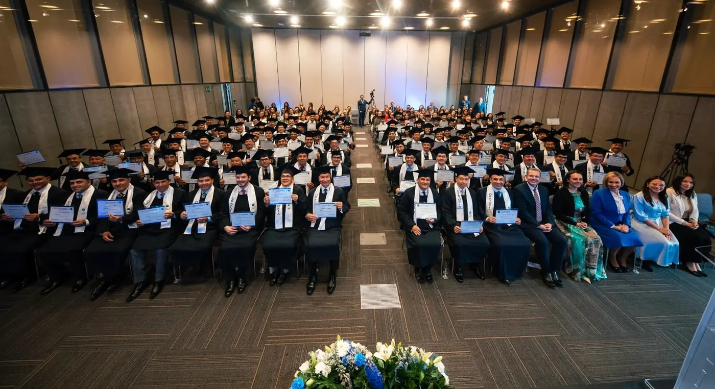 Graduados de un programa educativo de la Fundación con sus diplomas