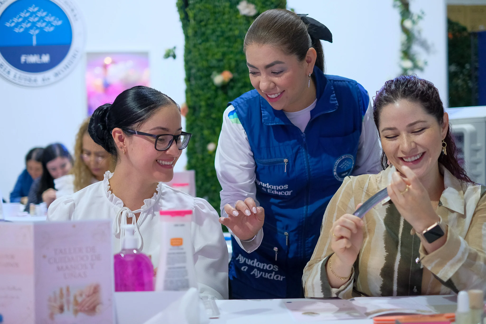 Participantes de un taller de uñas de la Fundación trabajando juntas