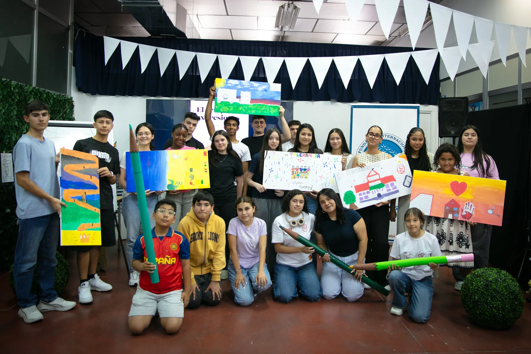 Participantes de un taller de arte de la Fundación con sus trabajos