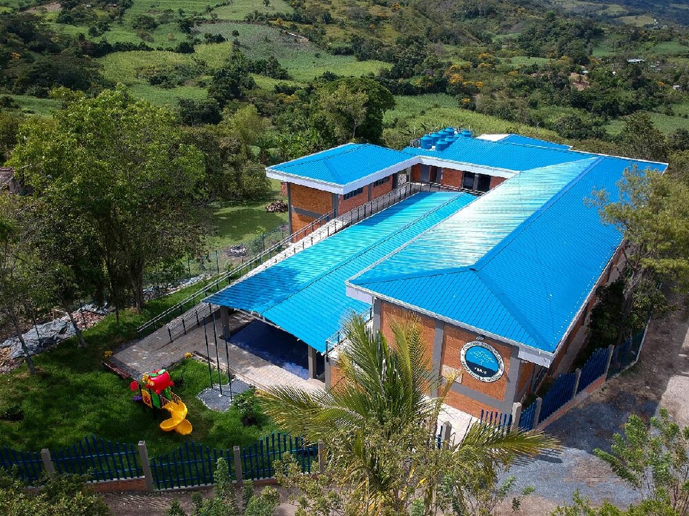 Vista aérea de la Institución Educativa Puerto César, Sede Puerto Bello, en Turbo, Antioquia.